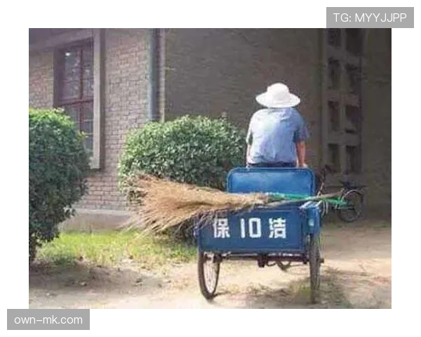 杨昊训练完直接去接娃，球衣都没换，保时捷停幼儿园门口被围观